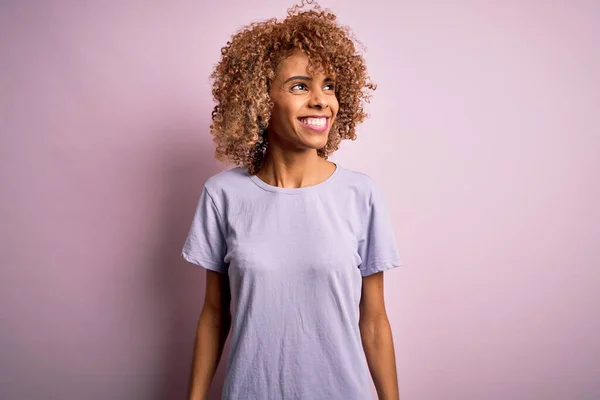 Jeune Belle Femme Afro Américaine Portant Shirt Décontracté Debout Sur — Photo