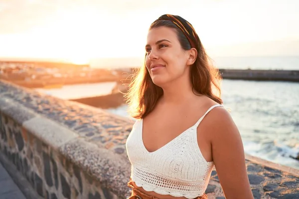 Mooie Jonge Vrouw Wandelen Strand Promenade Genieten Van Uitzicht Oceaan — Stockfoto