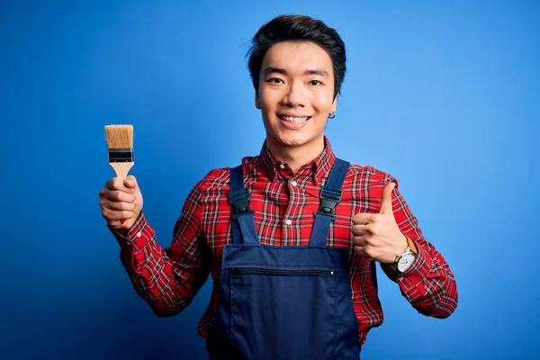 Jovem Pintor Chinês Bonito Homem Vestindo Pintura Avental Usando Escova — Fotografia de Stock