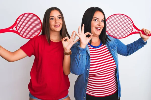 Jonge Mooie Sportvrouwen Houden Tennis Racket Staande Geïsoleerde Witte Achtergrond — Stockfoto