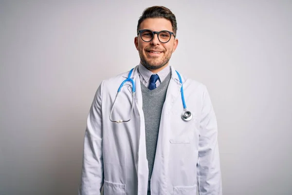 Jovem Médico Homem Com Olhos Azuis Vestindo Casaco Médico Estetoscópio — Fotografia de Stock