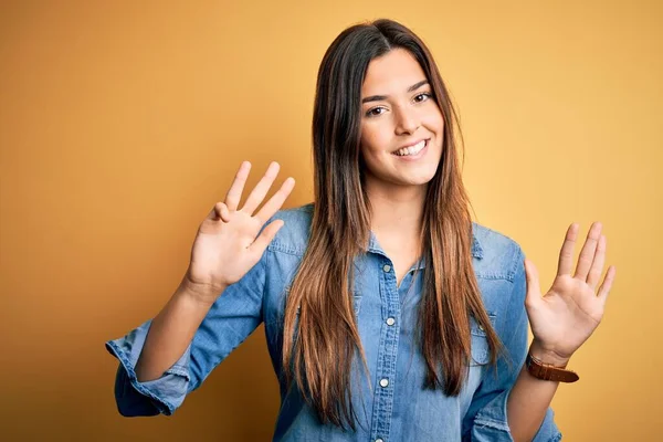 Jong Mooi Meisje Dragen Casual Denim Shirt Staande Geïsoleerde Gele — Stockfoto