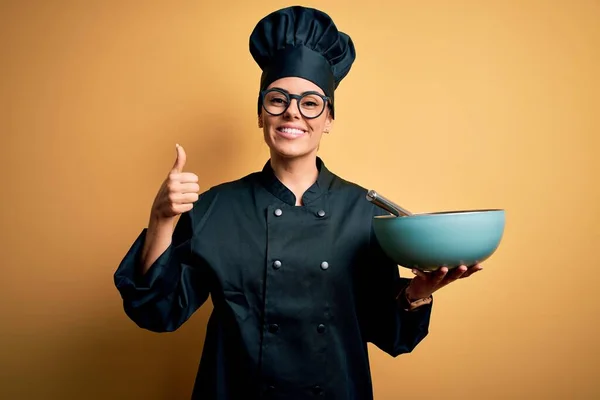 Jovem Bela Mulher Chef Morena Vestindo Uniforme Fogão Chapéu Segurando — Fotografia de Stock