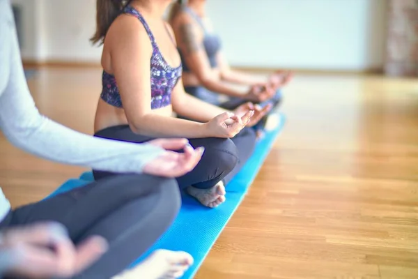 Joven Hermoso Grupo Deportistas Practicando Yoga Haciendo Pose Loto Gimnasio — Foto de Stock