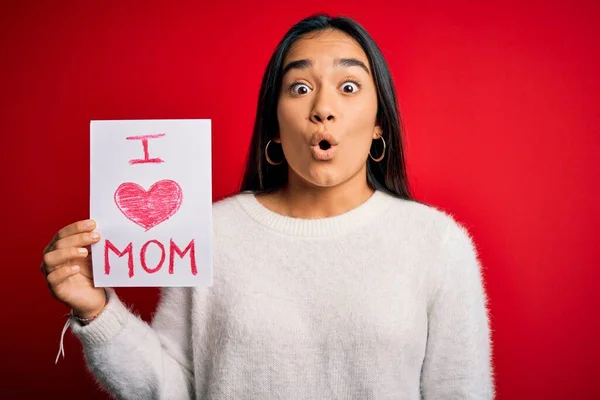 Young Beautiful Woman Holding Paper Love Mom Message Celebrating Mothers — Stock Photo, Image