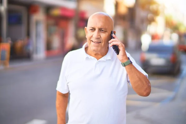 Hombre Guapo Mayor Sonriendo Feliz Confiado Pie Con Sonrisa Cara —  Fotos de Stock