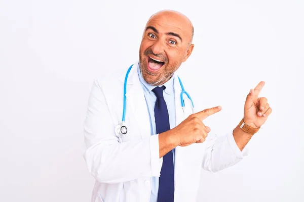 Lekarz Średnim Wieku Noszący Stetoskop Krawat Stojący Nad Odizolowanym Białym — Zdjęcie stockowe