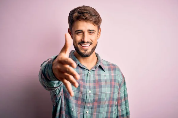 Young Handsome Man Beard Wearing Casual Shirt Standing Pink Background — Stock Photo, Image