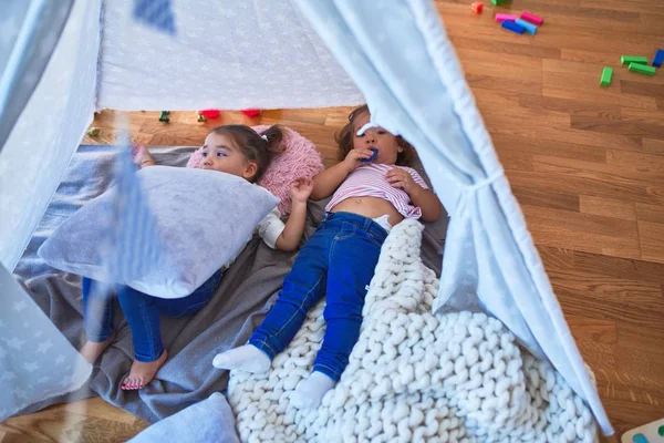 Sevimli Bebekler Tip Içinde Anaokulunda Sırıtarak Battaniyenin Üzerine Uzanırlar — Stok fotoğraf