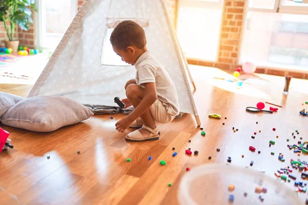Schöne Afrikanisch Amerikanische Kleinkind Spielt Mit Autos Viele Spielzeuge Kindergarten — Stockfoto