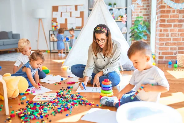 Vacker Lärare Och Grupp Småbarn Leker Runt Massor Leksaker Dagis — Stockfoto