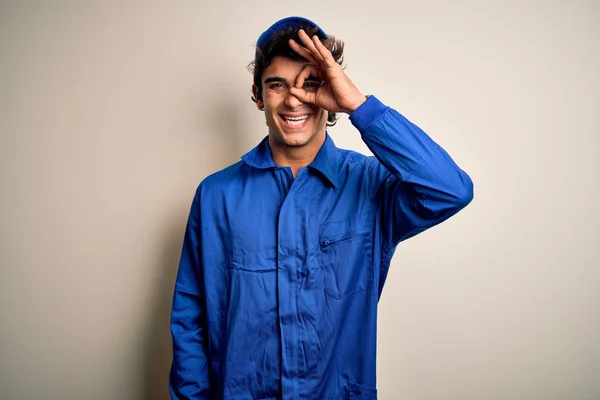 Jovem Mecânico Vestindo Boné Azul Uniforme Sobre Fundo Branco Isolado — Fotografia de Stock