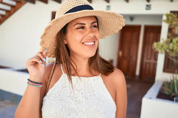 Jonge Mooie Vrouw Romatische Dorp Wandelen Stad Straat Een Zonnige — Stockfoto