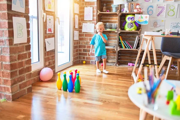 幼稚園でおもちゃで遊んでいる若い白人の子供 未成年の男の子幸せ Playroom — ストック写真