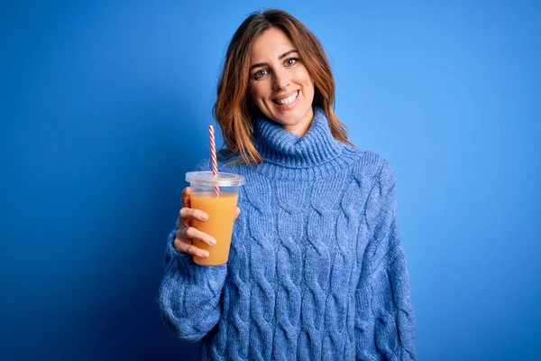 Genç Güzel Esmer Kadın Mavi Arka Planda Sağlıklı Portakal Suyu — Stok fotoğraf