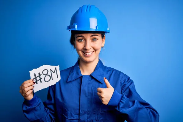 Schöne Arbeiterin Mit Hut Und Uniform Feiert März Frauentag Glücklich — Stockfoto