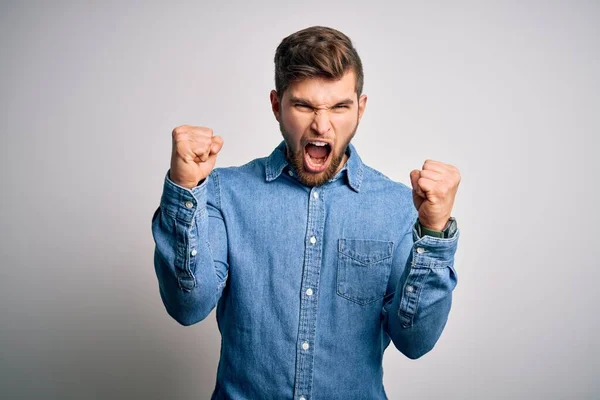 Joven Hombre Rubio Guapo Con Barba Ojos Azules Con Camisa —  Fotos de Stock