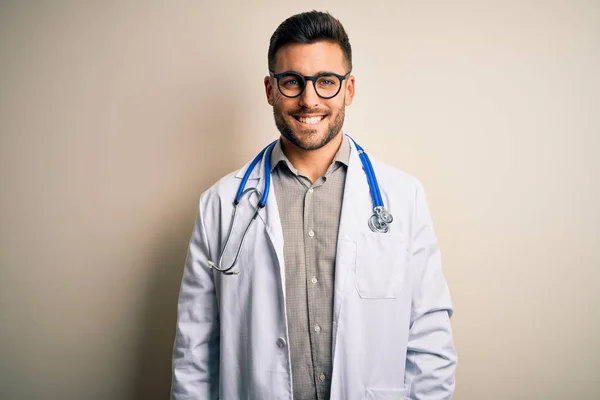 Homem Jovem Médico Vestindo Óculos Roupão Branco Médico Estetoscópio Sobre — Fotografia de Stock