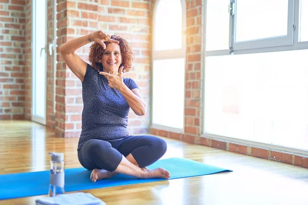 Orta Yaşlı Güzel Sporcu Kadın Spor Giysisi Giymiş Evde Yoga — Stok fotoğraf