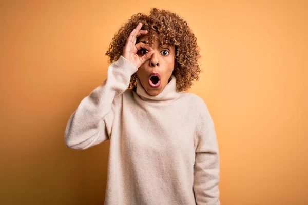 Giovane Bella Donna Afro Americana Indossa Maglione Collo Alto Sfondo — Foto Stock