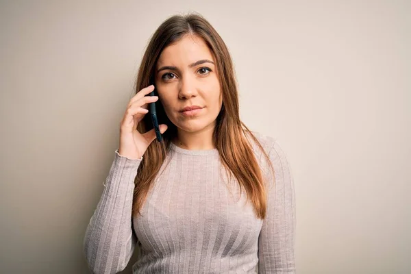 Jonge Vrouw Met Een Gesprek Spreken Smartphone Geïsoleerde Achtergrond Met — Stockfoto