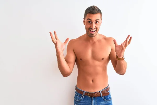 Mladý Pohledný Muž Bez Košile Ukazující Svalnaté Tělo Izolovaném Pozadí — Stock fotografie