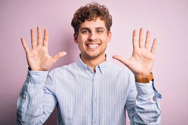 Jovem Loiro Bonito Homem Com Cabelo Encaracolado Vestindo Camisa Listrada — Fotografia de Stock