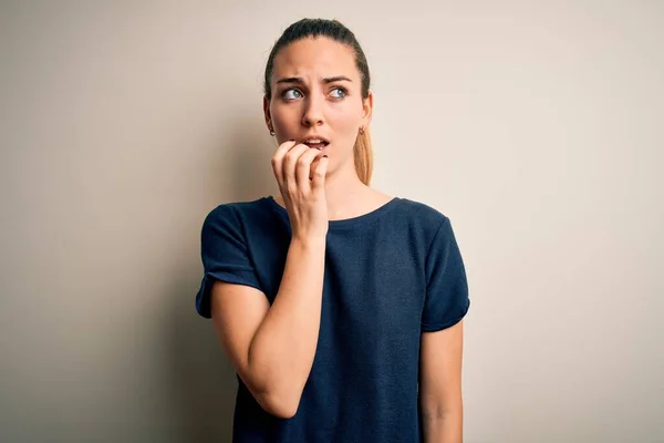 Junge Schöne Blonde Frau Mit Blauen Augen Die Lässiges Shirt — Stockfoto