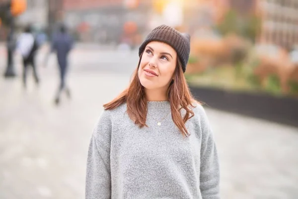 Jonge Mooie Vrouw Glimlachend Gelukkig Zelfverzekerd Staande Met Een Glimlach — Stockfoto