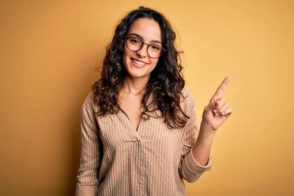 Mooie Vrouw Met Krullend Haar Gestreept Shirt Bril Gele Achtergrond — Stockfoto