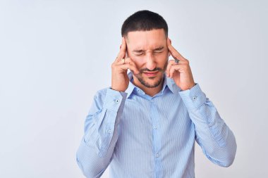 Genç yakışıklı iş adamı, stres yüzünden kafa üstü başı ağrıyan izole bir geçmişin başında duruyor. Migren ağrısı..