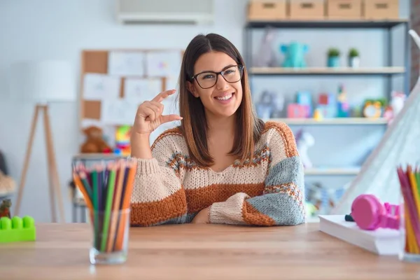 Wanita Muda Yang Cantik Mengenakan Sweater Dan Kacamata Duduk Meja — Stok Foto