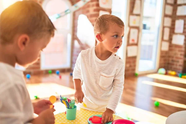 Adorable Rubia Gemelos Jugando Alrededor Montón Juguetes Cocinar Juguete Plástico — Foto de Stock