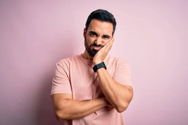 Junger Gutaussehender Mann Mit Bart Lässigem Shirt Vor Rosafarbenem Hintergrund — Stockfoto