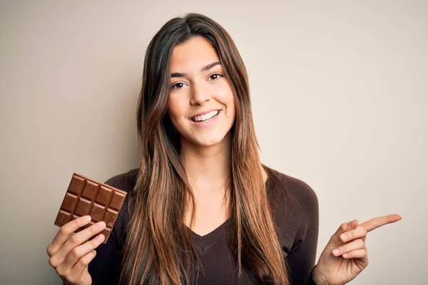 Menina Bonita Jovem Segurando Barra Doce Chocolate Sobre Fundo Branco — Fotografia de Stock