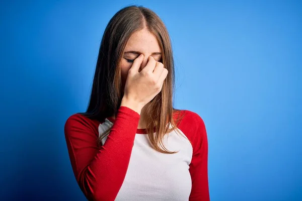 Jonge Mooie Roodharige Vrouw Draagt Casual Shirt Geïsoleerde Blauwe Achtergrond — Stockfoto