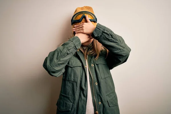 Jonge Brunette Skiër Vrouw Draagt Sneeuwkleding Skibril Witte Achtergrond Bedekt — Stockfoto