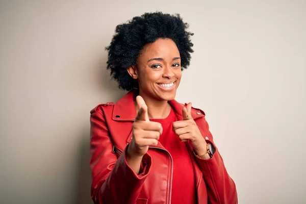 Молода Афро Американська Африканка Кучерявим Волоссям Червоній Куртці Вказує Пальцями — стокове фото