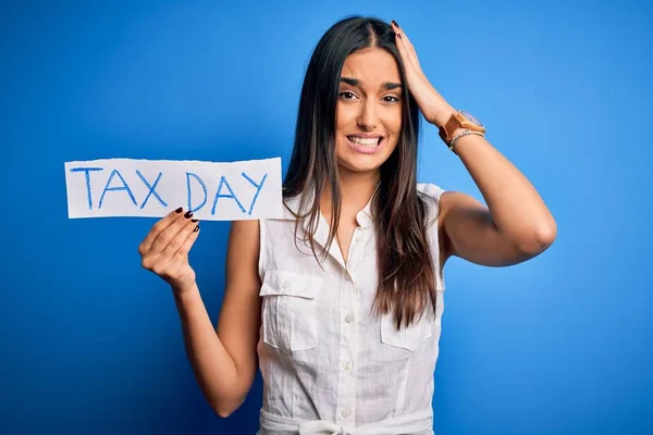 Jonge Mooie Brunette Vrouw Met Papier Met Fiscale Boodschap Blauwe — Stockfoto