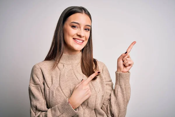 Jong Mooi Brunette Vrouw Dragen Casual Trui Staan Witte Achtergrond — Stockfoto