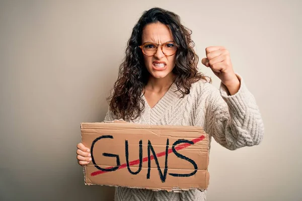 Joven Hermosa Mujer Con Pelo Rizado Sosteniendo Pancarta Con Armas —  Fotos de Stock