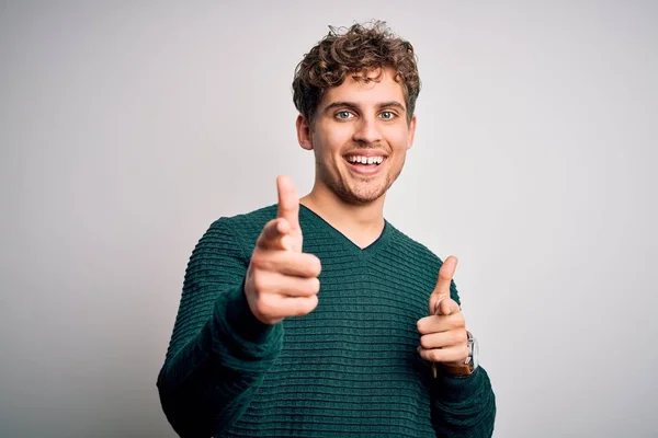 Giovane Biondo Bell Uomo Con Capelli Ricci Indossa Maglione Verde — Foto Stock