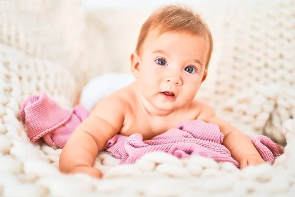 Rozkošné Děťátko Které Leží Gauči Dece Novorozenci Relaxační Klidový Komfort — Stock fotografie