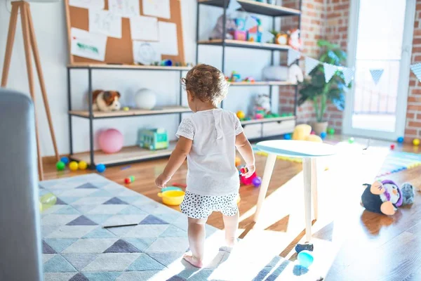 Schattige Peuter Spelen Rond Veel Speelgoed Kleuterschool — Stockfoto