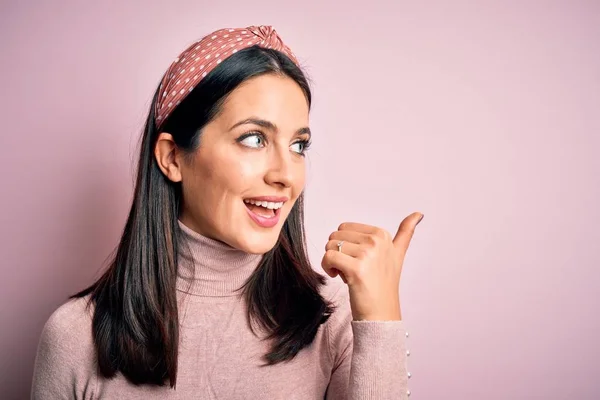 Jeune Femme Brune Aux Yeux Bleus Portant Shirt Décontracté Diadème — Photo