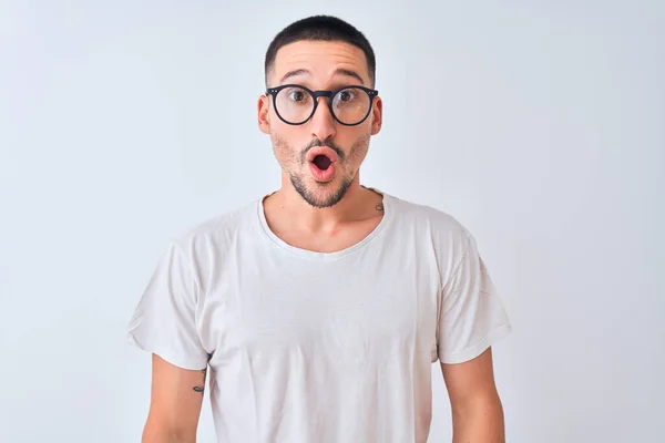 Jovem Homem Bonito Vestindo Óculos Sobre Fundo Isolado Com Medo — Fotografia de Stock