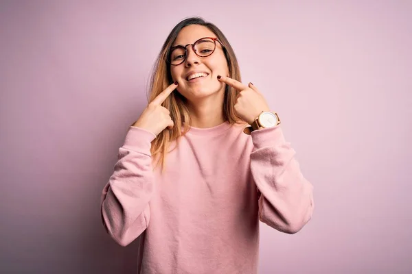 Mooie Blonde Vrouw Met Blauwe Ogen Dragen Trui Bril Roze — Stockfoto