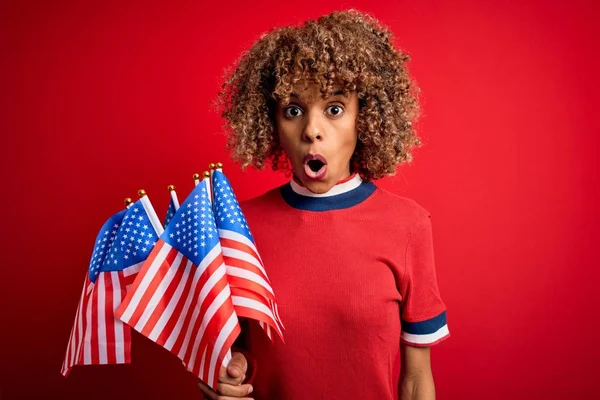 Ung Afrikansk Amerikansk Patriotisk Lockig Kvinna Håller Usa Flaggor Över — Stockfoto