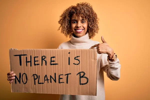 Afroamerikanische Aktivistin Fordert Umwelt Und Hält Banner Mit Planetenbotschaft Mit — Stockfoto