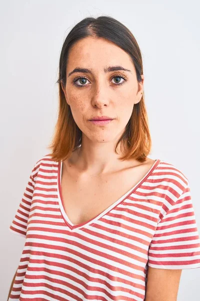 Mooie Roodharige Vrouw Dragen Casual Gestreept Rood Shirt Geïsoleerde Achtergrond — Stockfoto